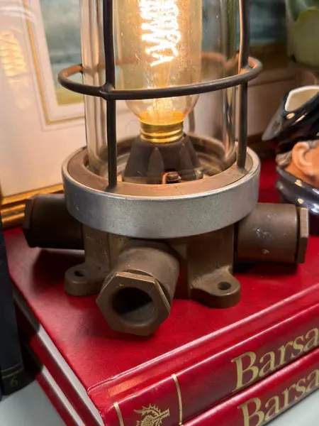 Foto de um(a) Luminária náutica original em bronze, da categoria de Luminárias de chão. Luminária náutica original em bronze. Peça náutica original em bronze, com estrutura robusta, grade de proteção e cúpula em... Mostrado de uma perspectiva diferente. Vendido no marketplace Trésors.