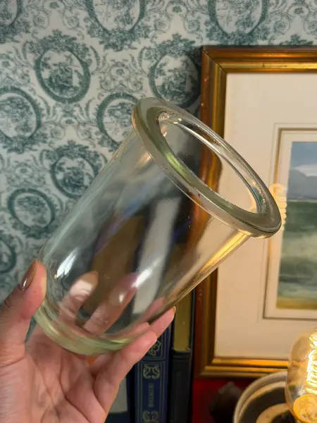 Foto de um(a) Luminária náutica original em bronze, da categoria de Luminárias de chão. Luminária náutica original em bronze. Peça náutica original em bronze, com estrutura robusta, grade de proteção e cúpula em... Mostrado de uma perspectiva diferente. Vendido no marketplace Trésors.