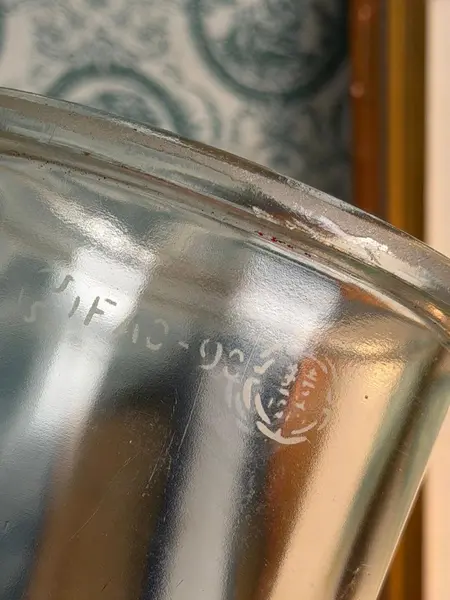 Foto de um(a) Luminária náutica original em bronze, da categoria de Luminárias de chão. Luminária náutica original em bronze. Peça náutica original em bronze, com estrutura robusta, grade de proteção e cúpula em... Mostrado de uma perspectiva diferente. Vendido no marketplace Trésors.