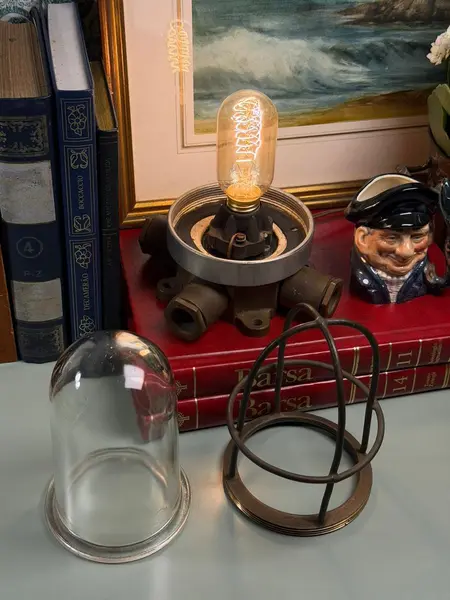 Foto de um(a) Luminária náutica original em bronze, da categoria de Luminárias de chão. Luminária náutica original em bronze. Peça náutica original em bronze, com estrutura robusta, grade de proteção e cúpula em... Mostrado de uma perspectiva diferente. Vendido no marketplace Trésors.