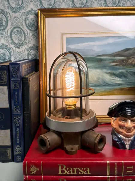 Foto de um(a) Luminária náutica original em bronze, da categoria de Luminárias de chão. Luminária náutica original em bronze. Peça náutica original em bronze, com estrutura robusta, grade de proteção e cúpula em... Mostrado de uma perspectiva diferente. Vendido no marketplace Trésors.