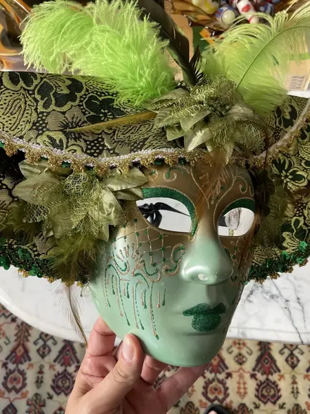 Foto de um(a) Grande Máscara Veneziana Feita À Mão Para Pendurar E Usar, da categoria de Objetos de parede esculturais. Grande máscara veneziana, pode ser usada para pendurar e usar no rosto. Peça artística, toda feita à mão. Uma beleza em... Mostrado de uma perspectiva diferente. Vendido no marketplace Trésors.
