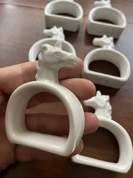 Foto de um(a) Antigo Conjunto 6 Porta Guardanapos Unicórnios Porcelana, da categoria de Anel para guardanapo. Conjunto com 6 lindos e decorativos porta guardanapos em porcelana, formato unicórnio. Impecáveis.Medida: 7x6cm. Mostrado de uma perspectiva diferente. Vendido no marketplace Trésors.
