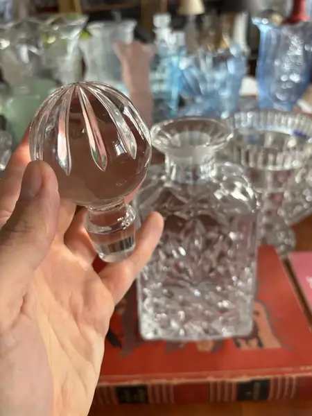 Foto de um(a) Antiga Garrafa Licoreira Decorativa Cristal Alemão Art Deco, da categoria de Garrafas. Antiga e grande garrafa licoreira em cristal alemão. Peça artística, design clássico, com traços do período Art Deco. Linda... Mostrado de uma perspectiva diferente. Vendido no marketplace Trésors.