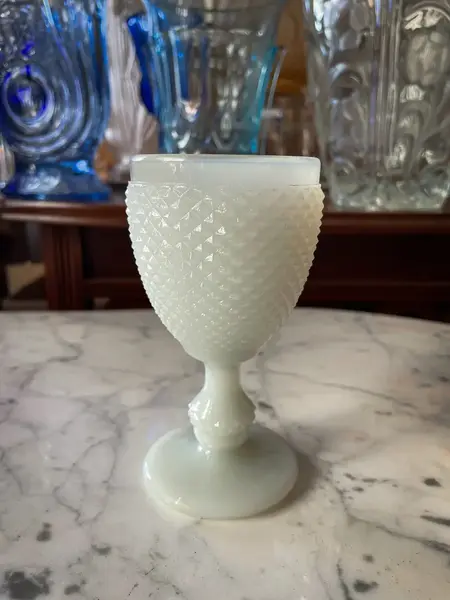 Foto de um(a) Antiga Taça De Coleção De Vinho Em Opalina Francesa, da categoria de Taças. Antiga taça em opalina francesa bico de jaca. Peça de coleção, excelente qualidade. Meados do século XX.Medidas 12 x 6,5cm. Mostrado de uma perspectiva diferente. Vendido no marketplace Trésors.