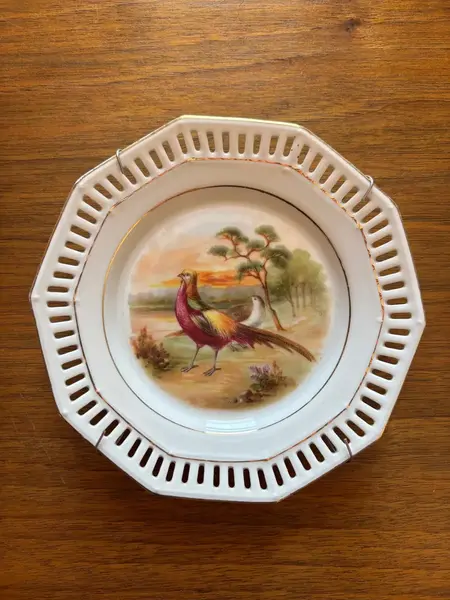 Foto de um(a) Antigo Prato Decorativo Pássaros Porcelana Alemã Bavaria, da categoria de Pratos Decorativos. Antigo e lindo pratinho com decoração de pássaros. Borda fenestrada. Perfeito! Diâmetro 15cm. Mostrado de uma perspectiva diferente. Vendido no marketplace Trésors.