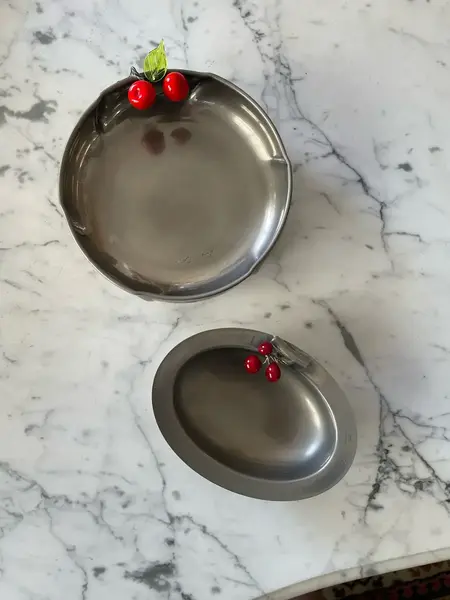Foto de um(a) Antigo Par De Bowls Porta Confeitos Em Prata E Murano Italy, da categoria de Travessas e tigelas. Made in Italy. Antigo e lindo par de bowls/porta confeitos em metal espessurado a prata, com decoração de cerejas em Murano... Mostrado de uma perspectiva diferente. Vendido no marketplace Trésors.