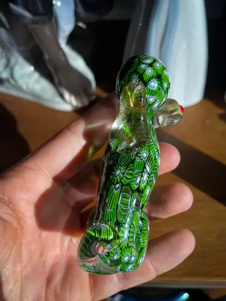 Foto de um(a) Antiga Pequena Escultura Cachorro Murano Italiano Millefiori, da categoria de Escultura. ~ Millefiori Glass ~ Antiga e legítima escultura de coleção representando cachorro. Peça pequena e com muita riqueza de... Mostrado de uma perspectiva diferente. Vendido no marketplace Trésors.