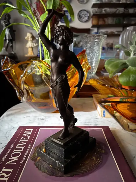 Foto de um(a) Antiga Escultura Bailarina Deco Dancer Pétit Bronze Francês, da categoria de Escultura. ~ Deco Dancer ~Antiga e belíssima escultura artística em bronze francês, e base em mármore italiano. Obra representando... Mostrado de uma perspectiva diferente. Vendido no marketplace Trésors.