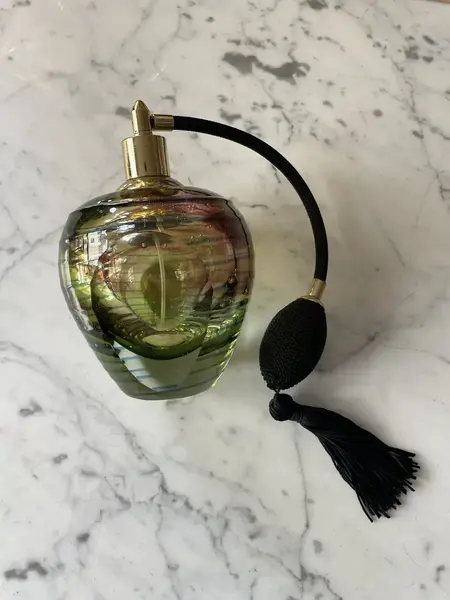 Foto de um(a) Antigo Grande Perfumeiro Em Cristal De Murano Italy Glass, da categoria de Perfumeiros. ~ Italy Glass ~Antigo e grande perfumeiro em legítimo cristal de Murano. Borrifador original funcionando perfeitamente. Peça... Mostrado de uma perspectiva diferente. Vendido no marketplace Trésors.