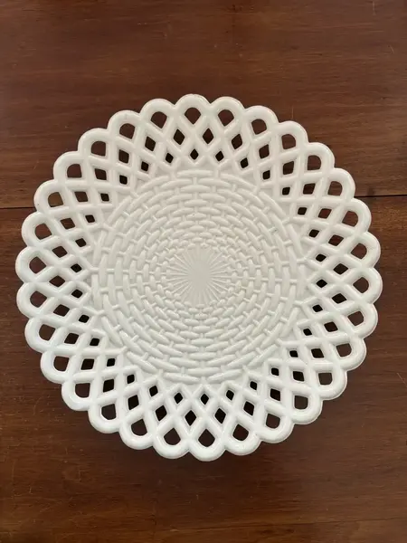 Foto de um(a) Antigo Prato Bowl Decorativo Em Opalina Francesa Branca, da categoria de Centro de mesa. Antigo prato decorativo em opalina francesa branca. Borda fenestrada. Linda peça para compor a decoração. Marca da... Mostrado de uma perspectiva diferente. Vendido no marketplace Trésors.