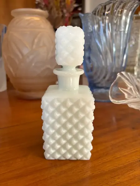 Foto de um(a) Antigo Perfumeiro Decorativo Em Opalina Francesa Branca, da categoria de Garrafas, potes e jarros. Antigo e lindo perfumeiro em opalina francesa. Todo original. Medidas 15x6cm. Mostrado de uma perspectiva diferente. Vendido no marketplace Trésors.
