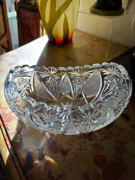 Foto de um(a) Antigo Vaso Centro De Mesa Jardineira Navete Cristal Tcheco, da categoria de Cachepot. Antigo centro de mesa modelo navete em cristal tcheco com riquíssima lapidação manual. Peça muito versátil e decorativa,... Mostrado de uma perspectiva diferente. Vendido no marketplace Trésors.
