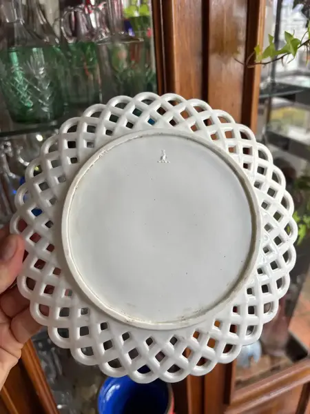 Foto de um(a) Antigo Prato Bowl Decorativo Em Opalina Francesa Branca, da categoria de Centro de mesa. Antigo prato decorativo em opalina francesa branca. Borda fenestrada. Linda peça para compor a decoração. Marca da... Mostrado de uma perspectiva diferente. Vendido no marketplace Trésors.