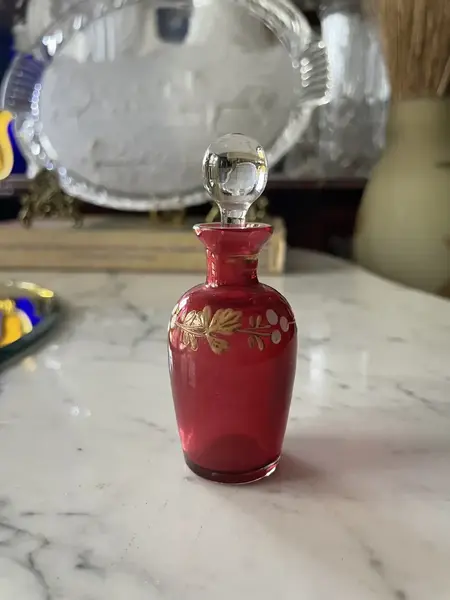 Foto de um(a) Antigo Perfumeiro De Coleção Em Vidro Veneziano Vermelho, da categoria de Garrafas, potes e jarros. Antigo perfumeiro de coleção em vidro veneziano pintado à mão. Uma beleza do início do século XX.Altura 9cm. Mostrado de uma perspectiva diferente. Vendido no marketplace Trésors.