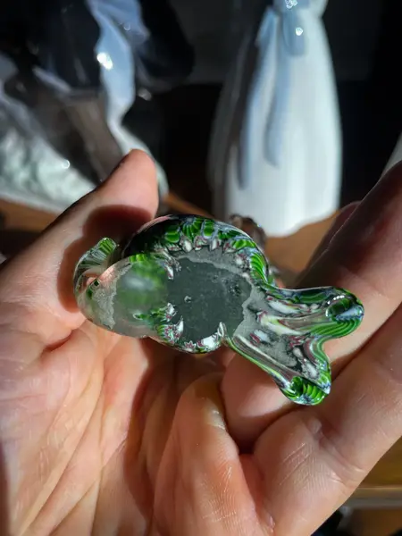 Foto de um(a) Antiga Pequena Escultura Cachorro Murano Italiano Millefiori, da categoria de Escultura. ~ Millefiori Glass ~ Antiga e legítima escultura de coleção representando cachorro. Peça pequena e com muita riqueza de... Mostrado de uma perspectiva diferente. Vendido no marketplace Trésors.