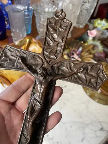 Foto de um(a) Arte Sacra Antiga Escultura Crucifixo Jesus Cristo Em Bronze, da categoria de Objetos religiosos e espirituais. Antigo crucifixo em bronze francês. Fundição de ótima qualidade. Medidas 28x17cm. Mostrado de uma perspectiva diferente. Vendido no marketplace Trésors.