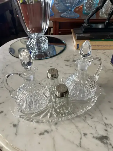 Foto de um(a) Antigo Galheteiro Saleiro Em Cristal Francês, da categoria de Saleiros e pimenteiros. Antigo galheteiro em cristal francês prensado. Composto por cinco peças. **Uma das garrafinhas tem um lascado na borda.... Mostrado de uma perspectiva diferente. Vendido no marketplace Trésors.