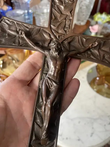Foto de um(a) Arte Sacra Antiga Escultura Crucifixo Jesus Cristo Em Bronze, da categoria de Objetos religiosos e espirituais. Antigo crucifixo em bronze francês. Fundição de ótima qualidade. Medidas 28x17cm. Mostrado de uma perspectiva diferente. Vendido no marketplace Trésors.