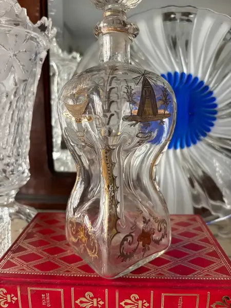 Foto de um(a) Antiga Garrafa Licoreira Navio Cristal Baccarat Dourado Ouro, da categoria de Garrafas. ~ Baccarat ~Antiga e diferente garrafa decorativa, licoreira em cristal decorada com rico trabalho de lapidação e pintura... Mostrado de uma perspectiva diferente. Vendido no marketplace Trésors.