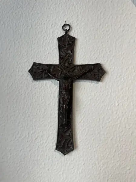 Foto de um(a) Arte Sacra Antiga Escultura Crucifixo Jesus Cristo Em Bronze, da categoria de Objetos religiosos e espirituais. Antigo crucifixo em bronze francês. Fundição de ótima qualidade. Medidas 28x17cm. Mostrado de uma perspectiva diferente. Vendido no marketplace Trésors.