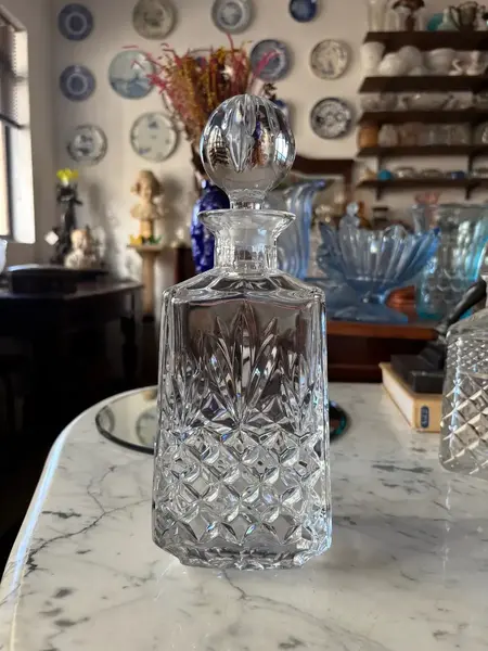Foto de um(a) Antiga Garrafa Licoreira Decorativa Cristal Alemão Art Deco, da categoria de Garrafas. Antiga e grande garrafa licoreira em cristal alemão. Peça artística, design clássico, com traços do período Art Deco. Linda... Mostrado de uma perspectiva diferente. Vendido no marketplace Trésors.