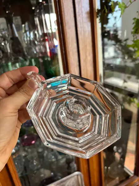 Foto de um(a) Antigo Castiçal Art Deco Palmatória Em Cristal Francês, da categoria de Castiçais. Antigo e fino castiçal, palmatória em cristal francês. Período Art Deco.Medidas 15x12cm. Mostrado de uma perspectiva diferente. Vendido no marketplace Trésors.