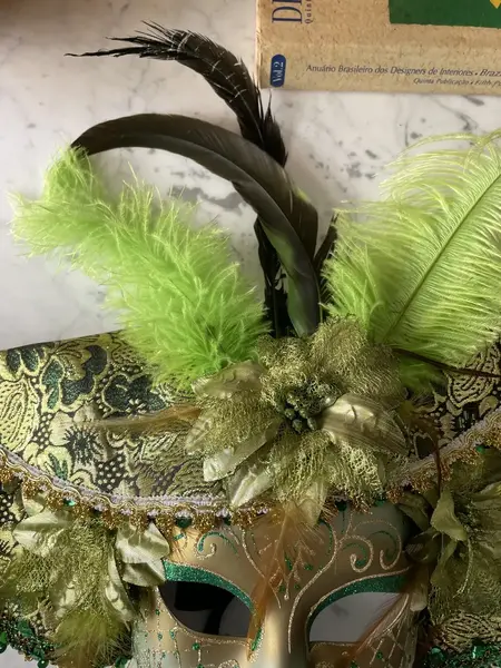 Foto de um(a) Grande Máscara Veneziana Feita À Mão Para Pendurar E Usar, da categoria de Objetos de parede esculturais. Grande máscara veneziana, pode ser usada para pendurar e usar no rosto. Peça artística, toda feita à mão. Uma beleza em... Mostrado de uma perspectiva diferente. Vendido no marketplace Trésors.