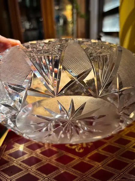 Foto de um(a) Antigo Vaso Centro De Mesa Jardineira Navete Cristal Tcheco, da categoria de Cachepot. Antigo centro de mesa modelo navete em cristal tcheco com riquíssima lapidação manual. Peça muito versátil e decorativa,... Mostrado de uma perspectiva diferente. Vendido no marketplace Trésors.