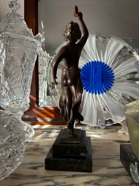 Foto de um(a) Antiga Escultura Bailarina Deco Dancer Pétit Bronze Francês, da categoria de Escultura. ~ Deco Dancer ~Antiga e belíssima escultura artística em bronze francês, e base em mármore italiano. Obra representando... Mostrado de uma perspectiva diferente. Vendido no marketplace Trésors.