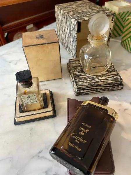Foto de um(a) Antigos Perfumeiros Coleção De Perfume Francês Original, da categoria de Perfumeiros. Antiga e rara coleção com 7 frascos de perfumes franceses, alguns com resquício do perfume original. Muito colecionável. O... Mostrado de uma perspectiva diferente. Vendido no marketplace Trésors.