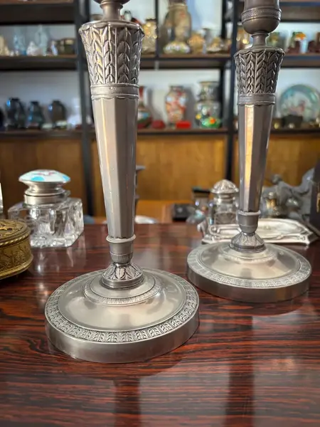 Foto de um(a) Antigo Par De Castiçais Clássicos Prata Inglesa Sheffield, da categoria de Castiçais. Antigo e elegante par de castiçais franceses espessurados a prata, com acabamento e detalhes clássicos. Ótimas peças para... Mostrado de uma perspectiva diferente. Vendido no marketplace Trésors.