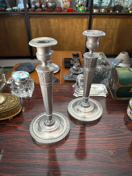 Foto de um(a) Antigo Par De Castiçais Clássicos Prata Inglesa Sheffield, da categoria de Castiçais. Antigo e elegante par de castiçais franceses espessurados a prata, com acabamento e detalhes clássicos. Ótimas peças para... Mostrado de uma perspectiva diferente. Vendido no marketplace Trésors.