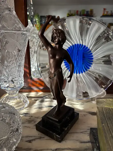 Foto de um(a) Antiga Escultura Bailarina Deco Dancer Pétit Bronze Francês, da categoria de Escultura. ~ Deco Dancer ~Antiga e belíssima escultura artística em bronze francês, e base em mármore italiano. Obra representando... Mostrado de uma perspectiva diferente. Vendido no marketplace Trésors.