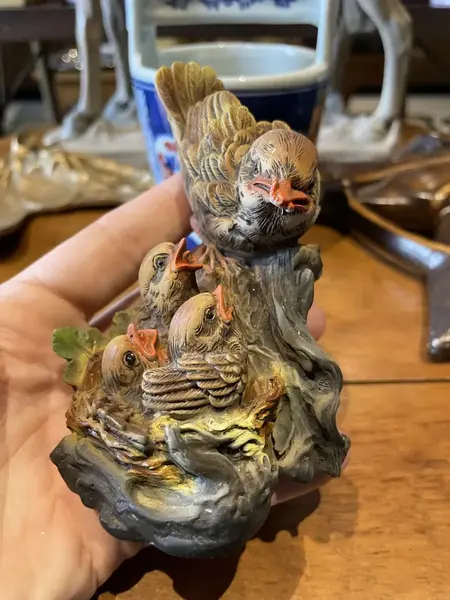 Foto de um(a) Antiga Escultura De Pássaro Assinado Faro Resina Italiana, da categoria de Escultura. ~ Baby Bird figurine ~Antiga e delicadíssima escultura artística em resina italiana, peça moldada e pintada à mão. Riqueza... Mostrado de uma perspectiva diferente. Vendido no marketplace Trésors.