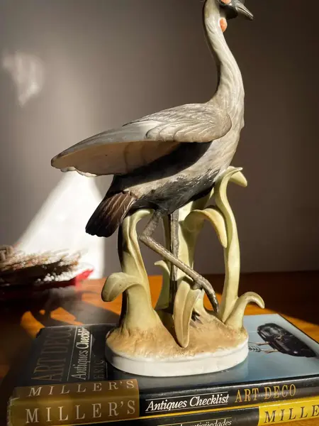 Foto de um(a) Antiga Escultura De Pássaro Em Biscuit Inglês Pintado À Mão, da categoria de Escultura. Antiga escultura artística representando lindo pássaro em biscuit inglês, peça toda moldada e pintada à mão. Uma beleza... Mostrado de uma perspectiva diferente. Vendido no marketplace Trésors.