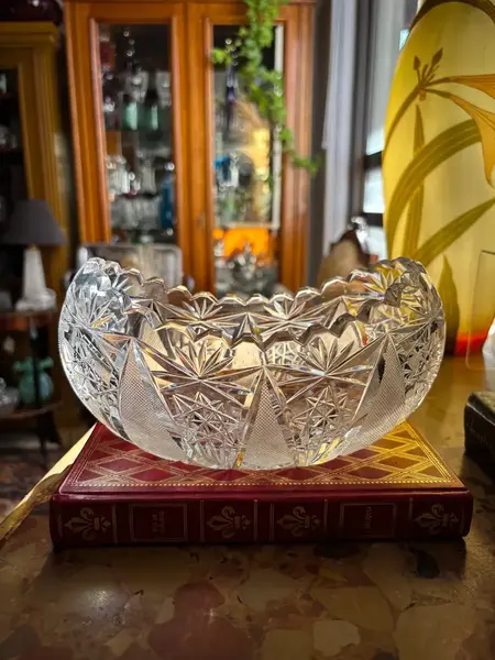 Foto de um(a) Antigo Vaso Centro De Mesa Jardineira Navete Cristal Tcheco, da categoria de Cachepot. Antigo centro de mesa modelo navete em cristal tcheco com riquíssima lapidação manual. Peça muito versátil e decorativa,... Mostrado de uma perspectiva diferente. Vendido no marketplace Trésors.