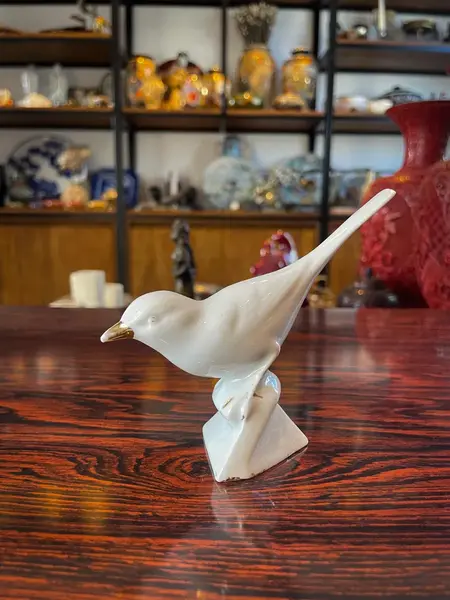 Foto de um(a) Antigo Bibelô Escultura De Pássaro Porcelana Alemã Bavaria, da categoria de Escultura. Antigo bibelô de pássaros em porcelana alemã com filetes de ouro. Peça muito decorativa e buscada por colecionadores.Medidas... Mostrado de uma perspectiva diferente. Vendido no marketplace Trésors.