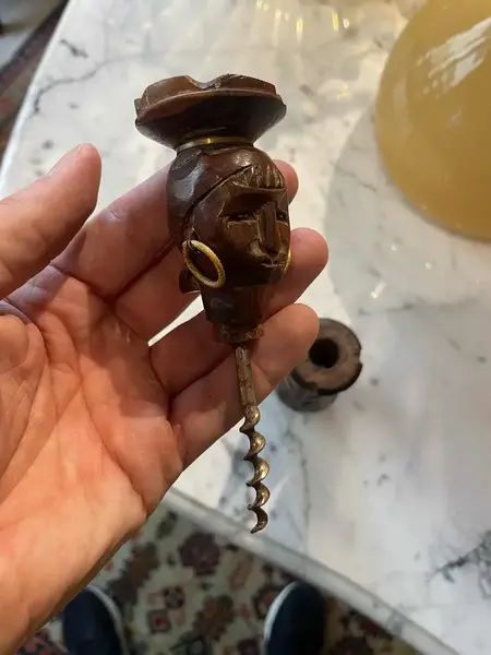 Foto de um(a) Antigo Abridor De Garrafa Saca Rolha Escultura Africana, da categoria de Abridores de garrafas. Antigo abridor de garrafas saca rolhas em madeira esculpido à mão com figura de africana. Peça super original e decorativa. ... Mostrado de uma perspectiva diferente. Vendido no marketplace Trésors.