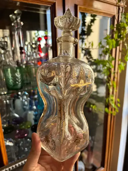 Foto de um(a) Antiga Garrafa Licoreira Navio Cristal Baccarat Dourado Ouro, da categoria de Garrafas. ~ Baccarat ~Antiga e diferente garrafa decorativa, licoreira em cristal decorada com rico trabalho de lapidação e pintura... Mostrado de uma perspectiva diferente. Vendido no marketplace Trésors.