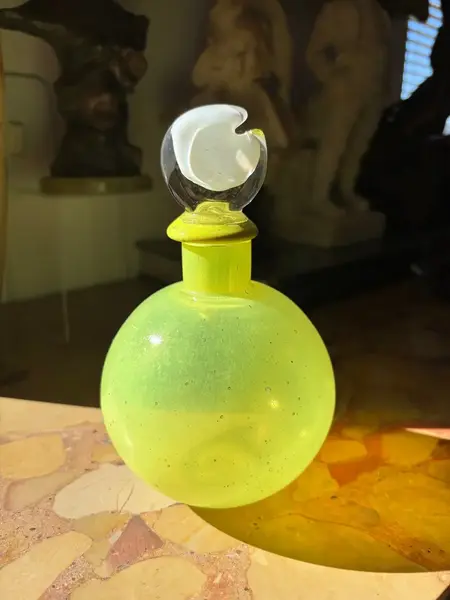 Foto de um(a) Antigo Perfumeiro Decorativo Em Murano Amarelo Art Deco, da categoria de Garrafas, potes e jarros. Italy Glass Antigo perfumeiro decorativo em Murano amarelo com a tampa com detalhes em branco. Peça toda original. Art Deco.... Mostrado de uma perspectiva diferente. Vendido no marketplace Trésors.