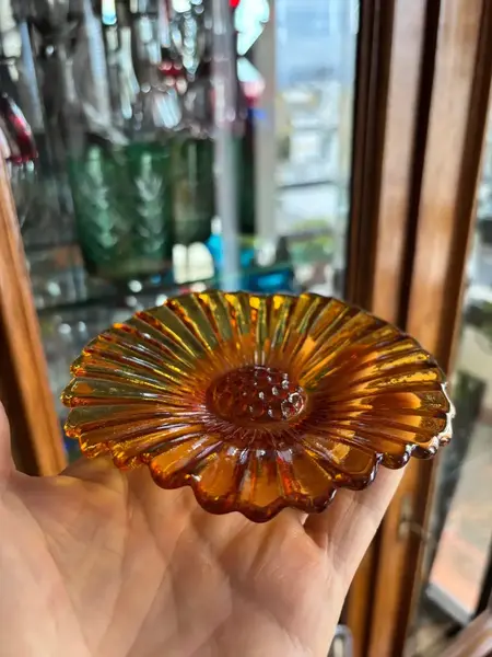 Foto de um(a) Antiga Escultura Decorativa Bowl Flor Vidro Art Deco Âmbar, da categoria de Travessas e tigelas. Walther & Sohne GlassAntigo pratinho despojador em vidro artístico alemão na cor âmbar. Período Art Deco. Linda peça para... Mostrado de uma perspectiva diferente. Vendido no marketplace Trésors.