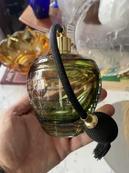 Foto de um(a) Antigo Grande Perfumeiro Em Cristal De Murano Italy Glass, da categoria de Perfumeiros. ~ Italy Glass ~Antigo e grande perfumeiro em legítimo cristal de Murano. Borrifador original funcionando perfeitamente. Peça... Mostrado de uma perspectiva diferente. Vendido no marketplace Trésors.