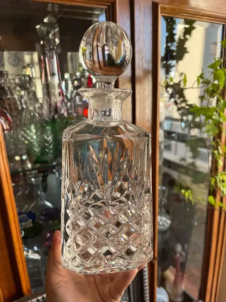 Foto de um(a) Antiga Garrafa Licoreira Decorativa Cristal Alemão Art Deco, da categoria de Garrafas. Antiga e grande garrafa licoreira em cristal alemão. Peça artística, design clássico, com traços do período Art Deco. Linda... Mostrado de uma perspectiva diferente. Vendido no marketplace Trésors.