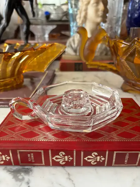 Foto de um(a) Antigo Castiçal Art Deco Palmatória Em Cristal Francês, da categoria de Castiçais. Antigo e fino castiçal, palmatória em cristal francês. Período Art Deco.Medidas 15x12cm. Mostrado de uma perspectiva diferente. Vendido no marketplace Trésors.