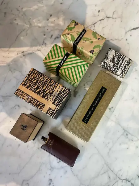 Foto de um(a) Antigos Perfumeiros Coleção De Perfume Francês Original, da categoria de Perfumeiros. Antiga e rara coleção com 7 frascos de perfumes franceses, alguns com resquício do perfume original. Muito colecionável. O... Mostrado de uma perspectiva diferente. Vendido no marketplace Trésors.