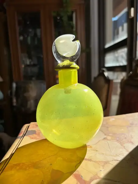 Foto de um(a) Antigo Perfumeiro Decorativo Em Murano Amarelo Art Deco, da categoria de Garrafas, potes e jarros. Italy Glass Antigo perfumeiro decorativo em Murano amarelo com a tampa com detalhes em branco. Peça toda original. Art Deco.... Mostrado de uma perspectiva diferente. Vendido no marketplace Trésors.