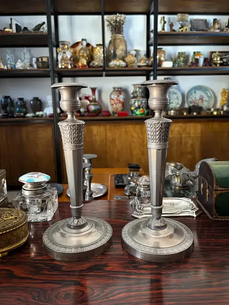 Foto de um(a) Antigo Par De Castiçais Clássicos Prata Inglesa Sheffield, da categoria de Castiçais. Antigo e elegante par de castiçais franceses espessurados a prata, com acabamento e detalhes clássicos. Ótimas peças para... Mostrado de uma perspectiva diferente. Vendido no marketplace Trésors.