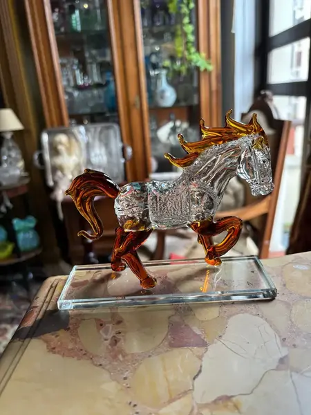 Foto de um(a) Antiga Escultura Decorativa De Cavalo Em Cristal Lapidado, da categoria de Escultura. Antiga escultura decorativa de cavalo em movimento. Peça em cristal lapidado. Perfeito! Muito decorativo Medidas 13x15cm. Mostrado de uma perspectiva diferente. Vendido no marketplace Trésors.