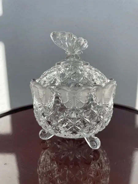 Foto de um(a) Antiga Caixa Borboleta Bomboniere Cristal Francês Satiné, da categoria de Garrafas, potes e jarros. Antiga caixa porta joias ou bomboniere baleiro em cristal francês translúcido e de ótima qualidade, com detalhes em Satiné,... Mostrado de uma perspectiva diferente. Vendido no marketplace Trésors.